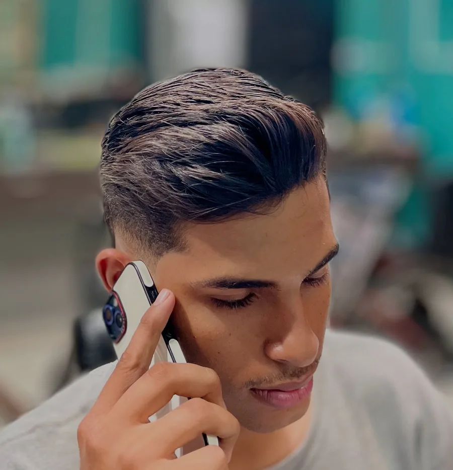 Cabelo penteado com volume e acabamento lateral